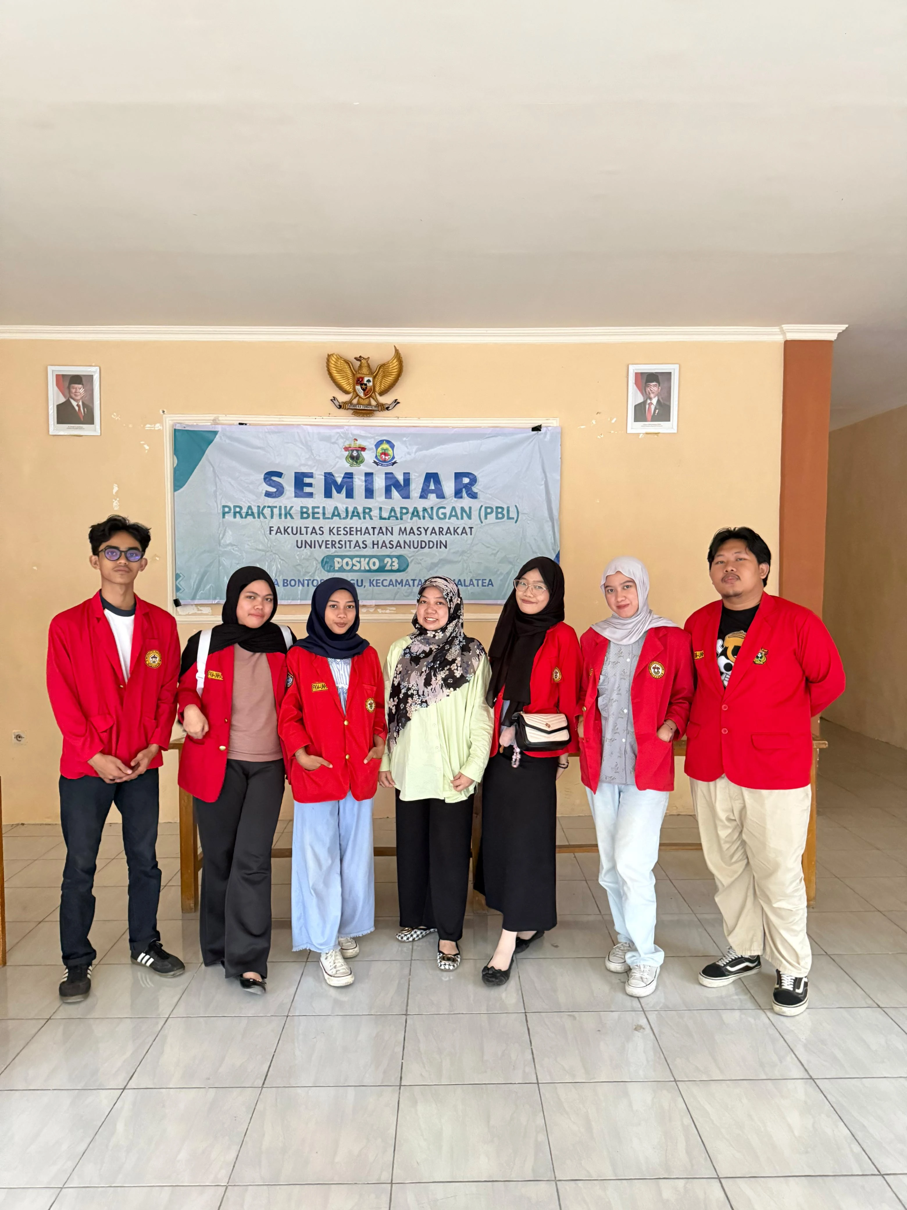 Para mahasiswa Posko 23 FKM Unhas bersama Dosen Supervisor mereka, St. Rosmanely, SKM., MKM., usai menggelar Seminar Awal PBL III di Desa Bontosunggu, Jeneponto (24/06/2025). Seminar ini menandai dimulainya evaluasi program intervensi stunting yang telah mereka laksanakan. Kredit: FKM Unhas.